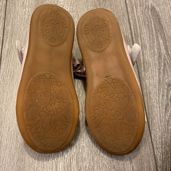 Dora the Explorer girls pink dress shoes.Size:9. With Velcro straps and rose bow - Picture 5 of 7